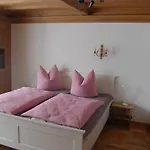 Apartman Barrierefreie 3-zi.-ferienwohnung Mit Gartenzugang In Ruhiger, Zentrumsnaher Lage Oberammergau
